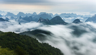 桂林山水山间云海美景