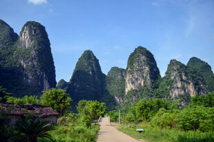 桂林山水间的乡间小路