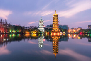 桂林夜景宝塔映于湖面