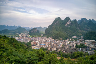 桂林山间城镇美景