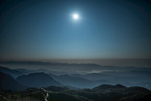桂林月夜下的山峦美景