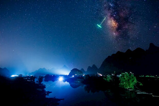 桂林湖畔璀璨星空