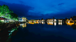 凤凰古湖畔夜景