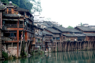 湘西水上吊脚楼风景