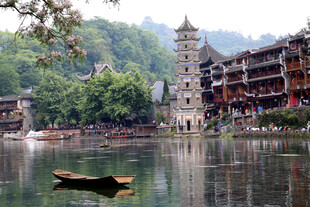 凤凰古城建筑与小船