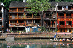湘西河畔吊脚楼风景