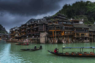 湘西凤凰古城河畔风光
