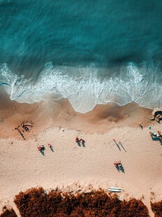俯瞰美丽沙滩与海浪