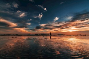 夕阳下的静谧水面与天空