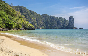 美丽海滨沙滩与青山海景