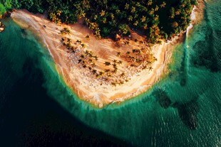 俯瞰美丽海岛海岸线