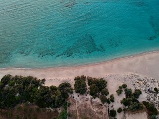 俯瞰碧海白沙的美丽海岸