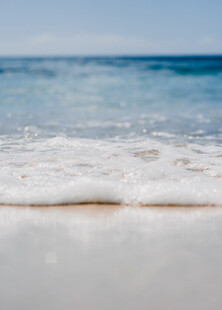 海边浪花轻拍沙滩美景