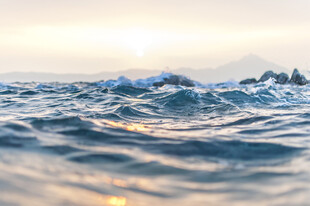 海上日出下的翻涌波浪