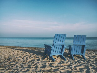 海边沙滩上的躺椅