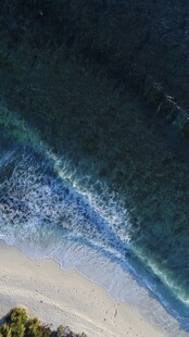 俯瞰蔚蓝海岸与海浪