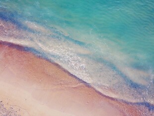 海边沙滩与海浪美景