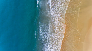 海浪轻吻沙滩美景