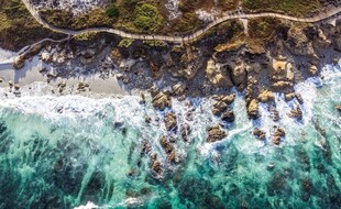 海岸边的碧绿海水与礁石