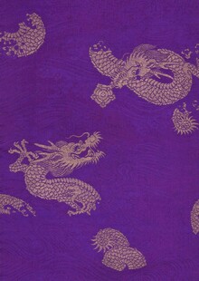 紫色锦缎上的精美龙纹图案