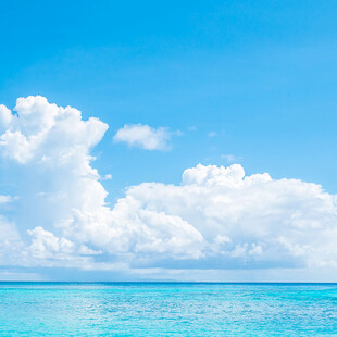 蔚蓝海洋与蓬松白云美景