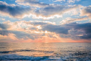 海上日出天空壮丽景象
