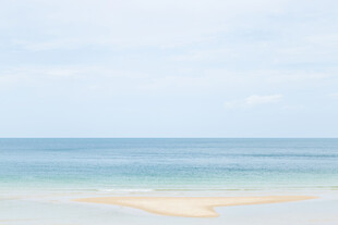 宁静海滩蔚蓝海洋美景