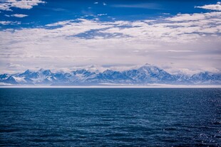 碧海蓝天映雪山