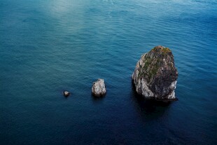 海中孤石景观