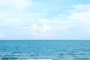 蔚蓝大海与天际线美景