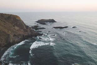 海岸风光海浪拍击嶙峋礁石