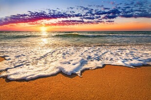 海边日出美景海浪拍沙滩