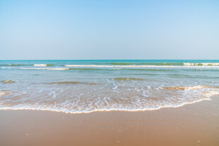 海边沙滩海浪轻拍海岸
