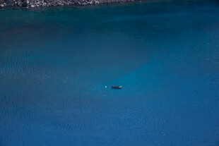 蓝色海面上的孤独身影
