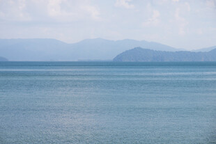 宁静海面与远处山峦景色