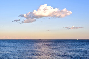 海上日落美景云朵相伴
