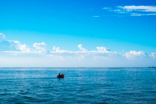 海上孤舟蓝天碧海之景
