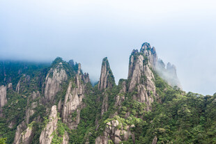 奇峰耸立的壮丽山景