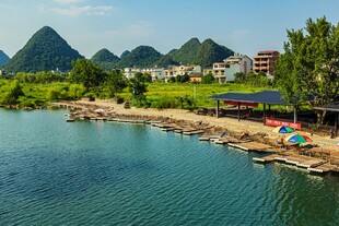 漓江畔的秀丽山水风光