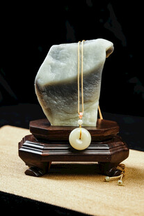 玉石摆件与挂饰展示
