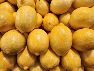 一堆饱满的黄色柠檬