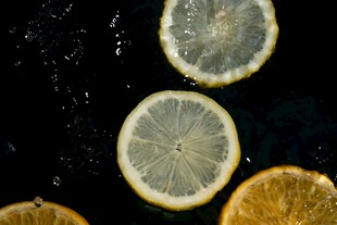 柠檬切片入水瞬间画面