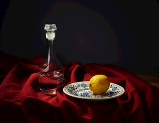 红布上的酒瓶与柠檬静物