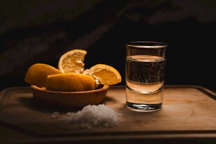 木盘上的柠檬与玻璃杯