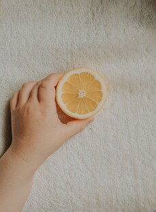 手捧半颗新鲜柠檬