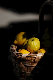 篮子里的新鲜黄色水果