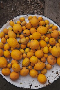 一盘金黄饱满的柠檬
