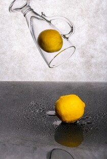 柠檬入水瞬间的美妙画面