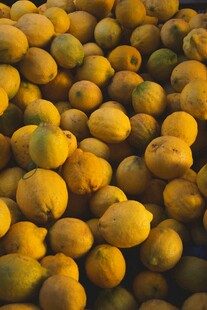 金黄饱满的水果堆