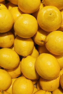 一堆新鲜黄柠檬